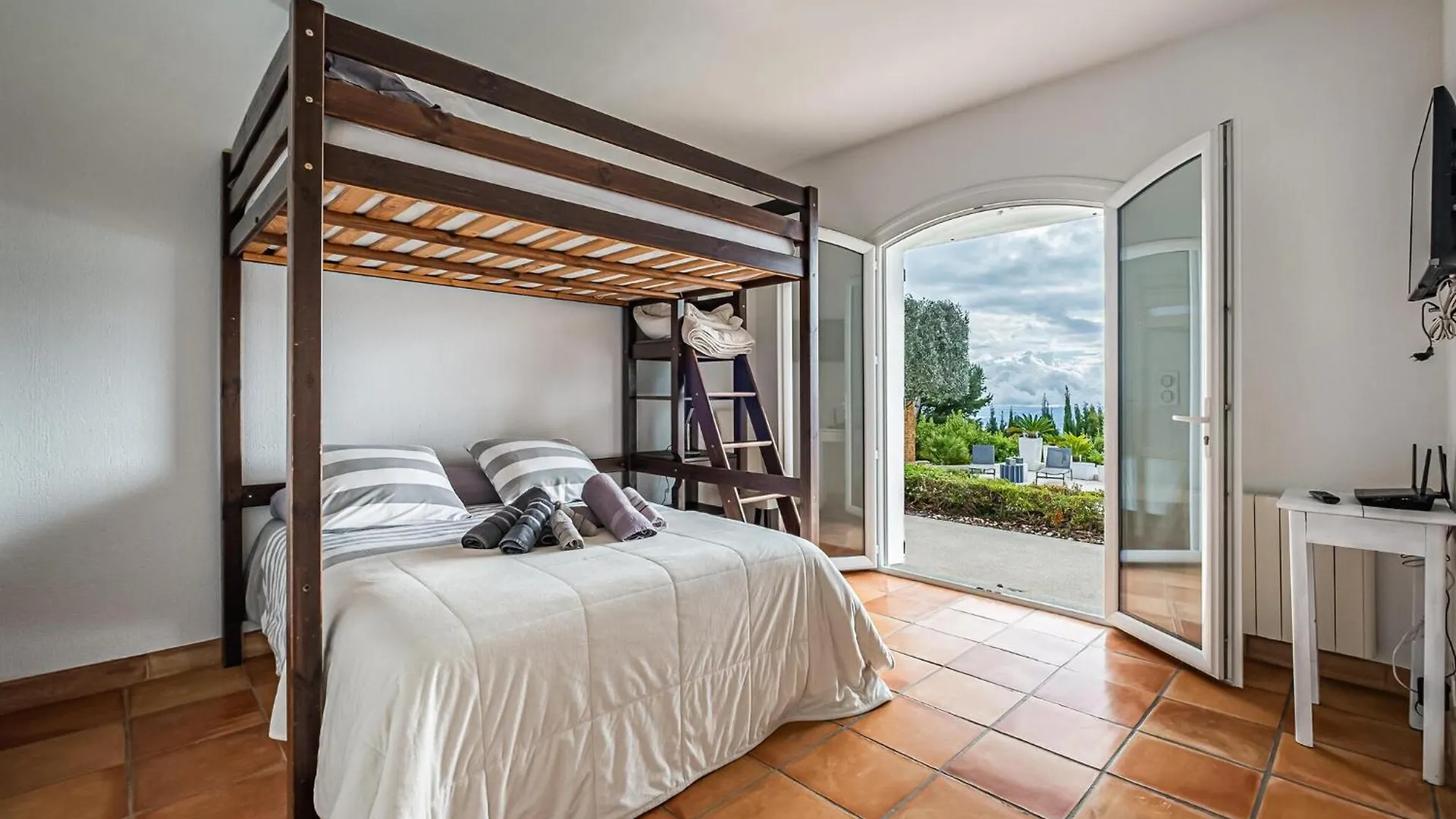 Stunning Home In Aspremont Aspremont  Holiday home Aspremont ( Alpes-Maritimes)